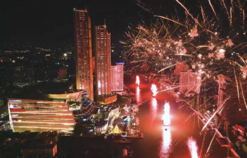 Spectacular 30,000 Eco-Friendly Fireworks Ring in the New Year at ICONSIAM - TRAVELINDEX